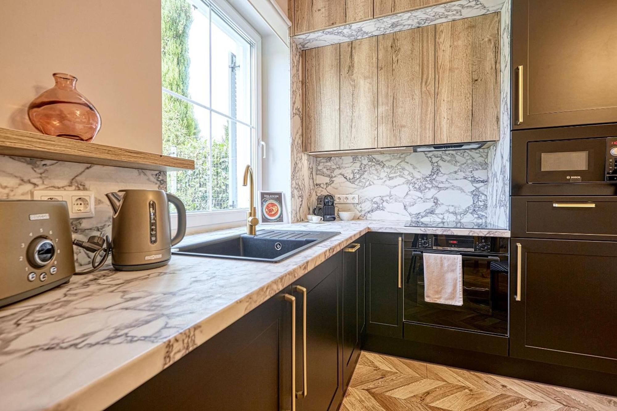 The Doors Luxury Apartment Mosonmagyarovar Bagian luar foto